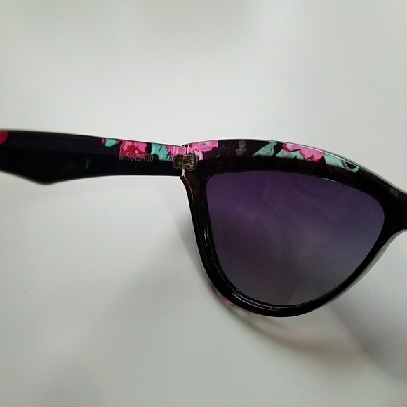 Retro-Chic Cat Eye Frames with Floral Pattern Trim - Picture 8 of 8
